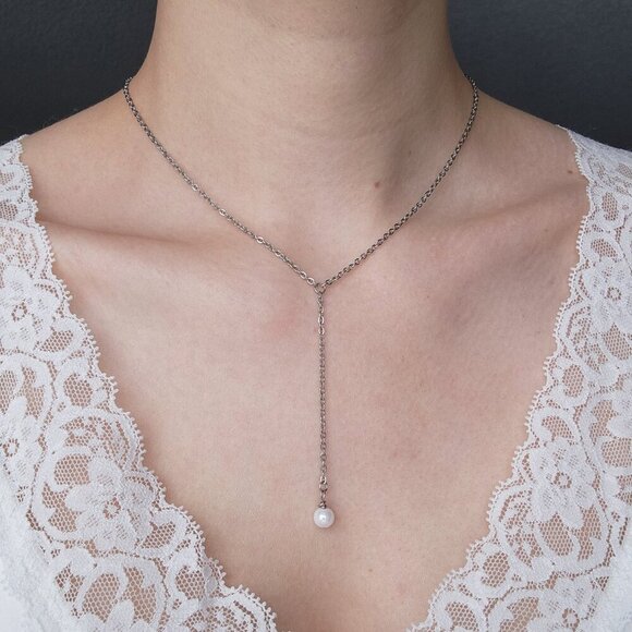 Classic & elegant silver pearl necklace with a small silver chain - Picture 2 of 8